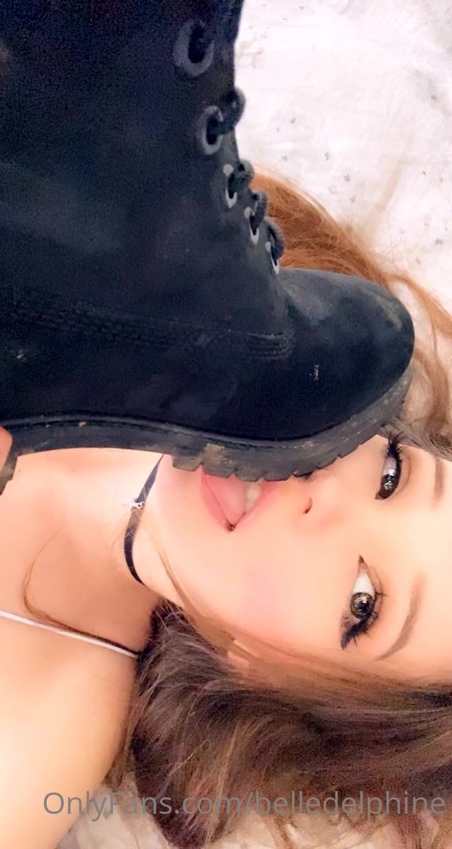 Belle Delphine boot licking