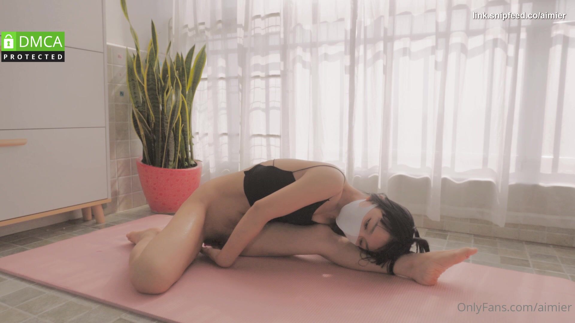 Aimier yoga nude