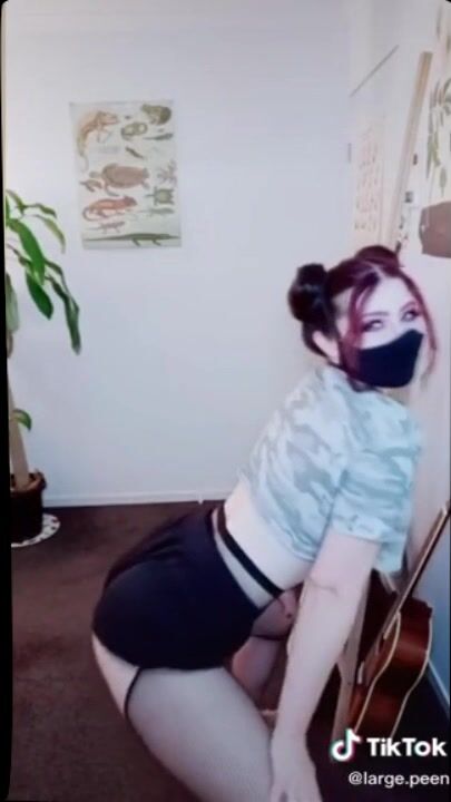 10.Girl with mask and shorts twerking