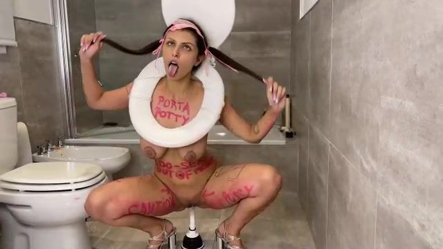 Bathroom bitch - Nicole belle