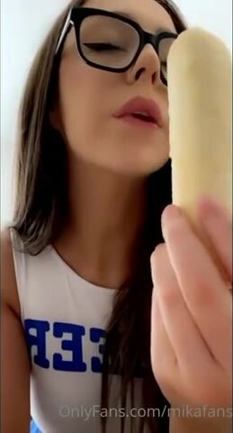 Mikaylah Eating Banana Blowjob