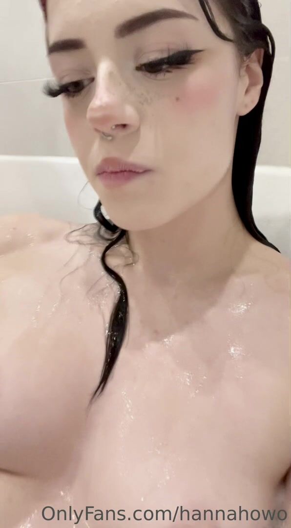 HannahOwo Nude Bath Video