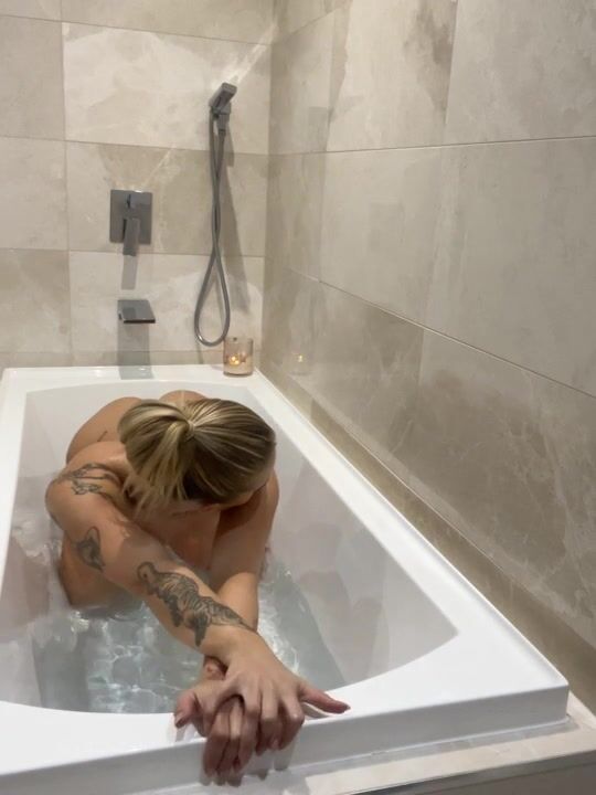 Erins Ass in the Tub
